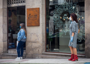 Los vigueses acuden a las terrazas y los comercios en el primer día en la Fase 1