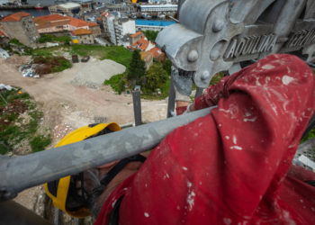 Trabajos manuales a 20 metros de altura para salvar la joya arquitectónica del Barrio do Cura