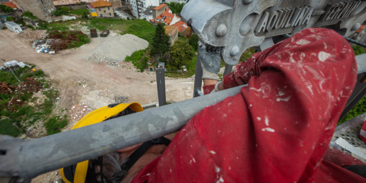 Trabajos manuales a 20 metros de altura para salvar la joya arquitectónica del Barrio do Cura