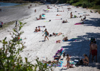 Vigo regresa a la arena nada más reabrirse las playas al baño