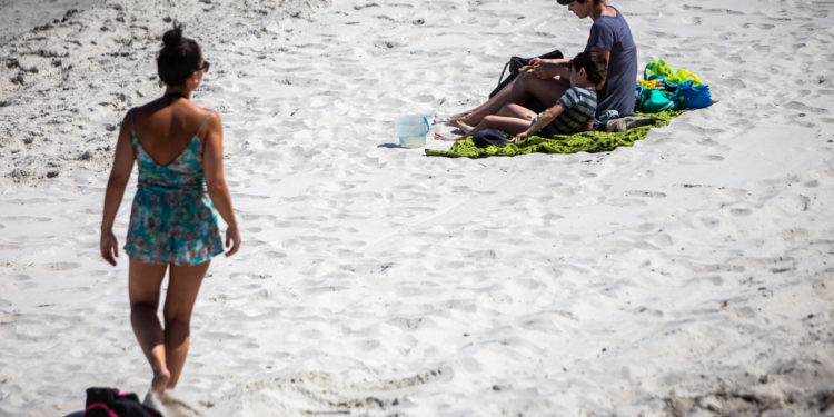 Vigo regresa a la arena nada más reabrirse las playas al baño