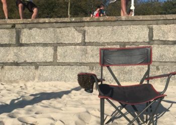 Un bañista descubre un enjambre de abejas en la silla en la que tomaba el sol en Samil