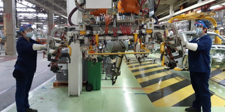 PSA Vigo volvió a la actividad con 400 empleados y la vista puesta en el miércoles