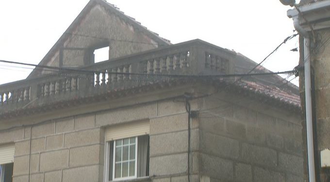 Evacuado a Vigo con quemaduras tras arder su vivienda en Moaña