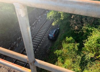 Herida una mujer tras caer con su coche a la vía del tren en Redondela