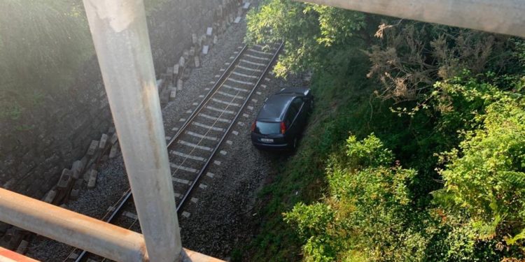 Herida una mujer tras caer con su coche a la vía del tren en Redondela