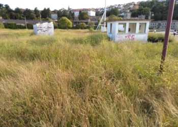 Os veciños de Teis denuncian o “abandono” do parque público e do paseo marítimo da ETEA