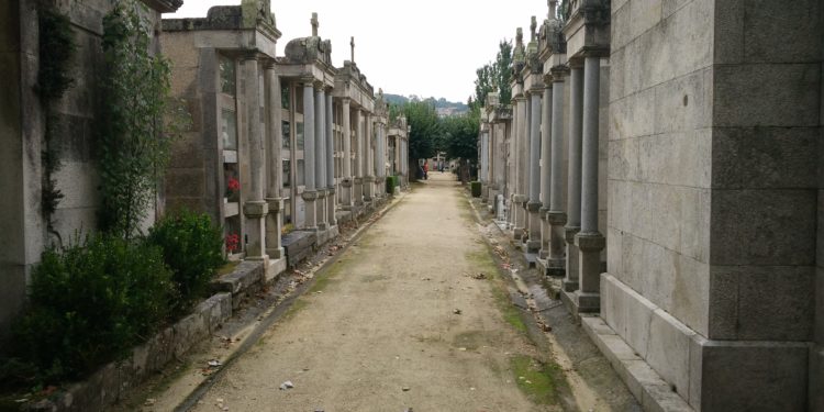 Vigo abre los cementerios y habilita una sección en su app sobre la pandemia