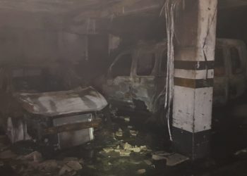 Un bombero herido en un voraz incendio que arrasó un garaje en Vigo y obligó a desalojar el edificio