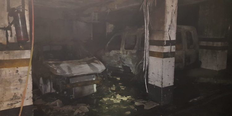 Un bombero herido en un voraz incendio que arrasó un garaje en Vigo y obligó a desalojar el edificio