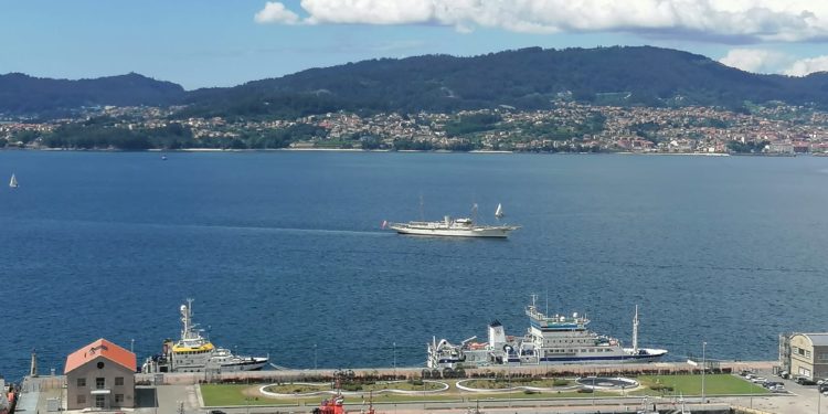 Vigo recibe al yate que puso en jaque a la monarquía británica por sus fiestas