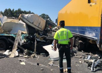 Corte de tráfico en la A-55 por un aparatoso accidente entre dos camiones