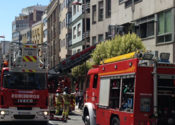 Un bombero herido en un voraz incendio que arrasó un garaje en Vigo y obligó a desalojar el edificio
