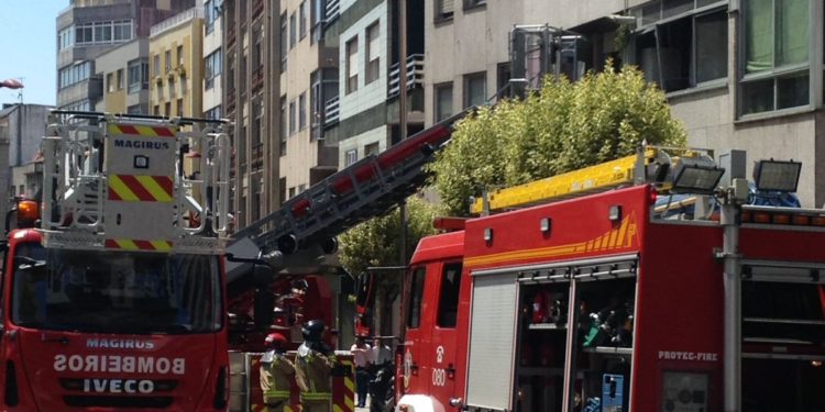 Un bombero herido en un voraz incendio que arrasó un garaje en Vigo y obligó a desalojar el edificio