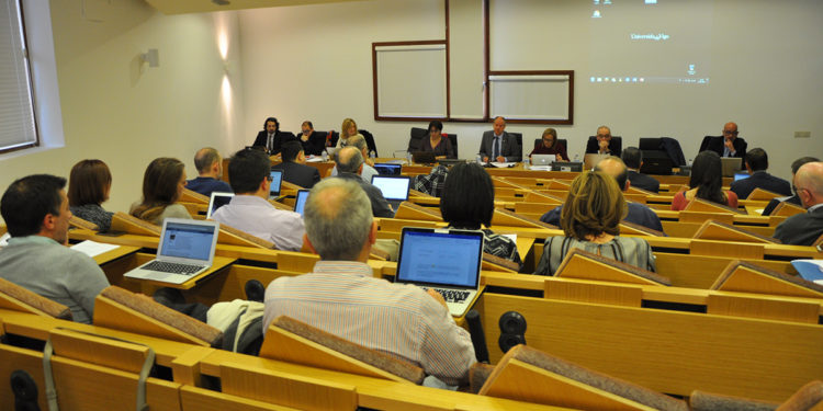 A Uvigo paraliza a expedición dos documentos que permitían a mobilidade entre provincias