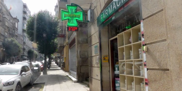 Farmacias de Vigo empiezan a entregar mascarillas gratuitas a personas vulnerables