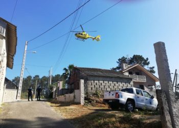 Evacúan en helicóptero al Cunqueiro a una mujer tras caer de una altura de 3 metros en Ponteareas