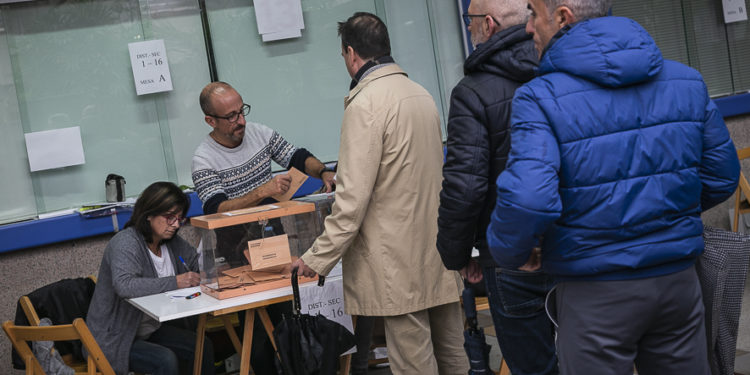 Vigo registra un aluvión de renuncias para ser miembro de una mesa electoral durante el 12-J