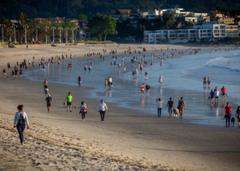 Vigo autoriza la práctica de deporte en la playa de Samil siempre que haya espacio para los bañistas