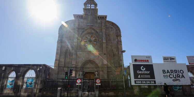 La fachada de la capilla del asilo de Pi y Margall luce limpia tras tres semanas de trabajo