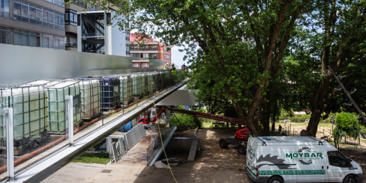 El ascensor y la pasarela del parque Cela, sometidos a las pruebas de carga
