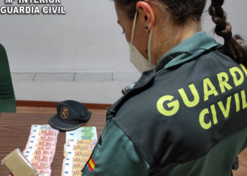 Sorprenden a dos jóvenes de Vigo en un control con 100 gramos de hachís y 800 euros en efectivo