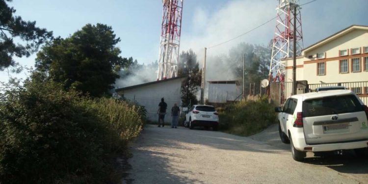 Los bomberos de Vigo sofocan un incendio en una finca de Bembrive
