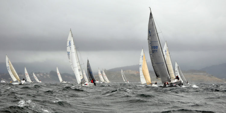 El «Okofen», campeón gallego de cruceros A Dos en el  Trofeo MRW de Baiona