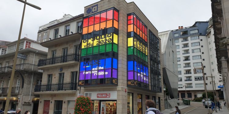 La Porta do Sol de Vigo se ilumina con las banderas LGTBIQ más grandes de Galicia