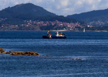 La Ría de Vigo recupera la baliza que la borrasca «Fabien» arrojó contra el puente de Toralla