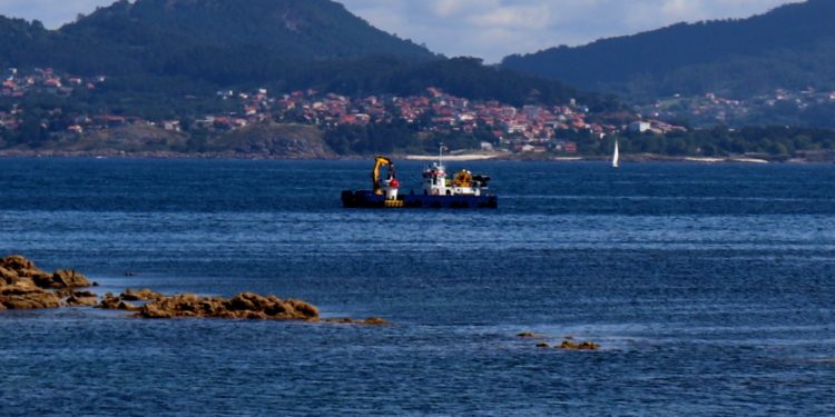 La Ría de Vigo recupera la baliza que la borrasca «Fabien» arrojó contra el puente de Toralla