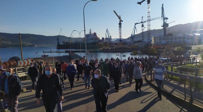 O naval detén a súa actividade e percorre Vigo pola morte dun traballador no porto