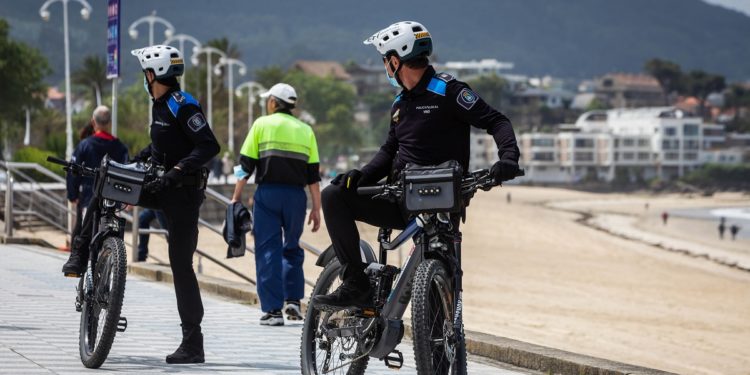Policías en bici y cuadrículas, mecanismos para dar «seguridad 100%» en las playas de Vigo