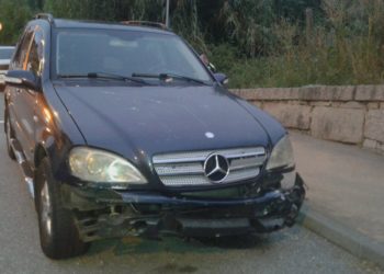 Un conductor se empotra contra un edificio en Vigo y se da a la fuga