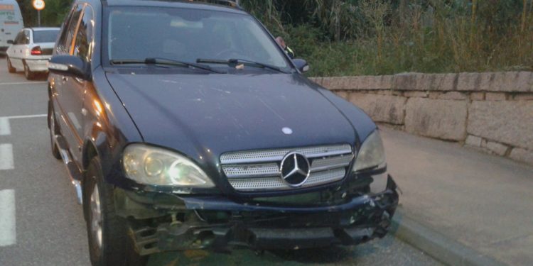 Un conductor se empotra contra un edificio en Vigo y se da a la fuga