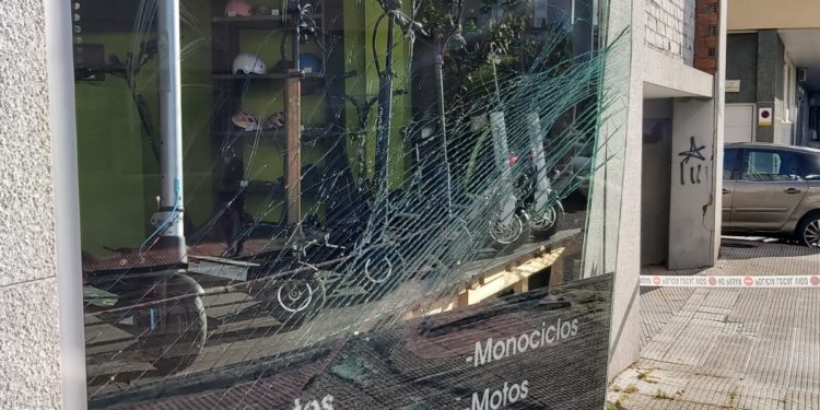 Estalla el escaparate de un local de Vigo tras explotar la batería de un patinete eléctrico