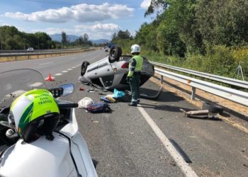 Una persona resulta herida en la A52 tras chocar contra la mediana con su vehículo y volcar