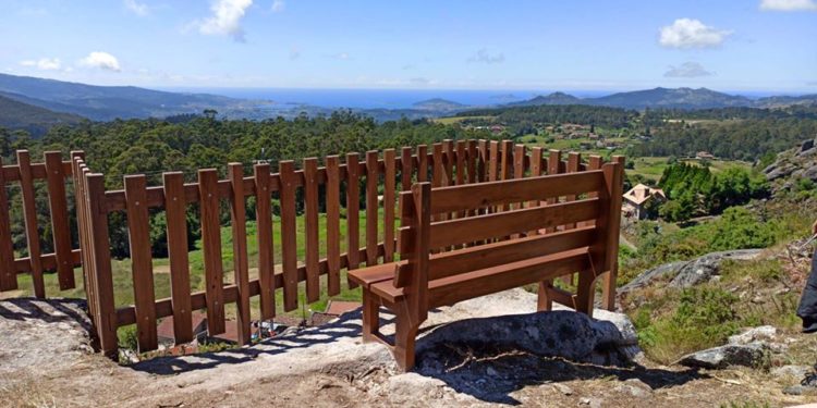 El ‘Balcón do Val Miñor’ ya tiene su banco con vistas a la ría de Vigo