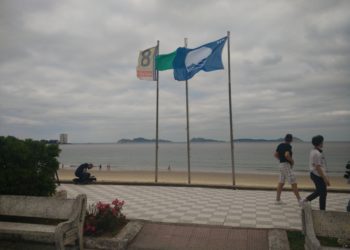 Las playas de Vigo revalidan sus diez banderas azules con una novedad en Alcabre