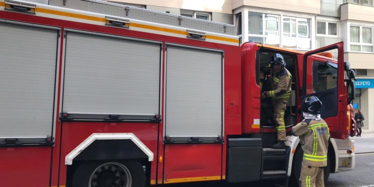 Evacuadas tres personas en Vigo, una con quemaduras, a causa de un incendio en una vivienda