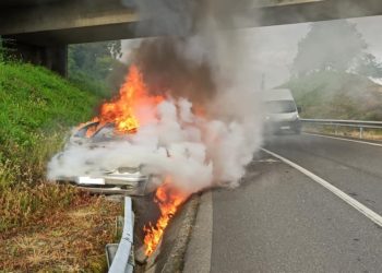 Arde un coche cuando circulaba por la AP-9 a la altura del Ifevi