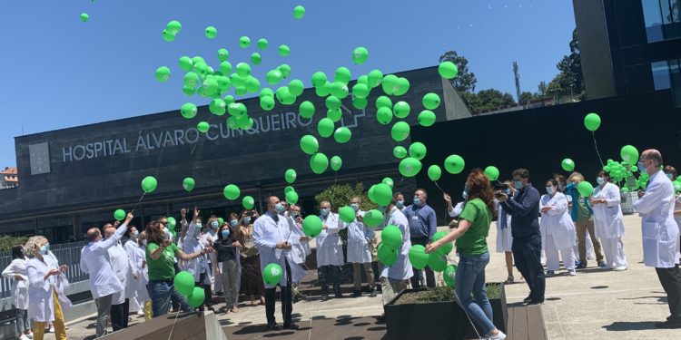 El Cunqueiro suelta decenas de globos de plástico por su aniversario y en recuerdo de los muertos por la Covid-19