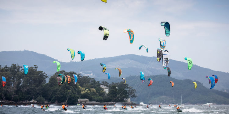 La ensenada de San Simón se prepara para el KiteFest Cesantes