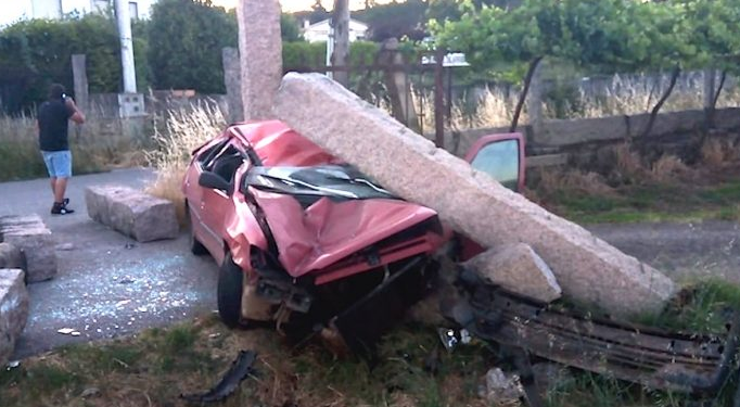 Dos personas evacuadas a Vigo en ambulancia tras un aparatoso accidente en Tomiño