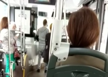 Detenido un pasajero de Vitrasa sin mascarilla por agredir a un conductor y a un policía