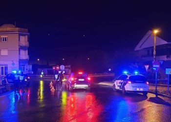 Tres detenidos por desobediencia en un bar de Redondela que incumplía el horario de terrazas