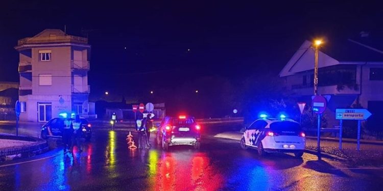 Tres detenidos por desobediencia en un bar de Redondela que incumplía el horario de terrazas