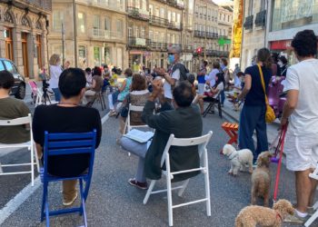 Una quedada reivindicativa ajena a atascos se sienta a leer en el centro de Vigo