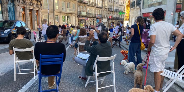Una quedada reivindicativa ajena a atascos se sienta a leer en el centro de Vigo