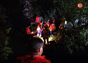 Una joven viguesa, herida de gravedad al caer con su coche por un terraplén en Tui